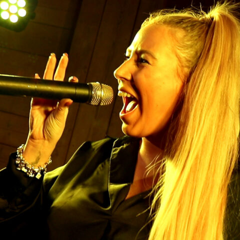 Kirsty Ann - solo vocalist | Midlands UK